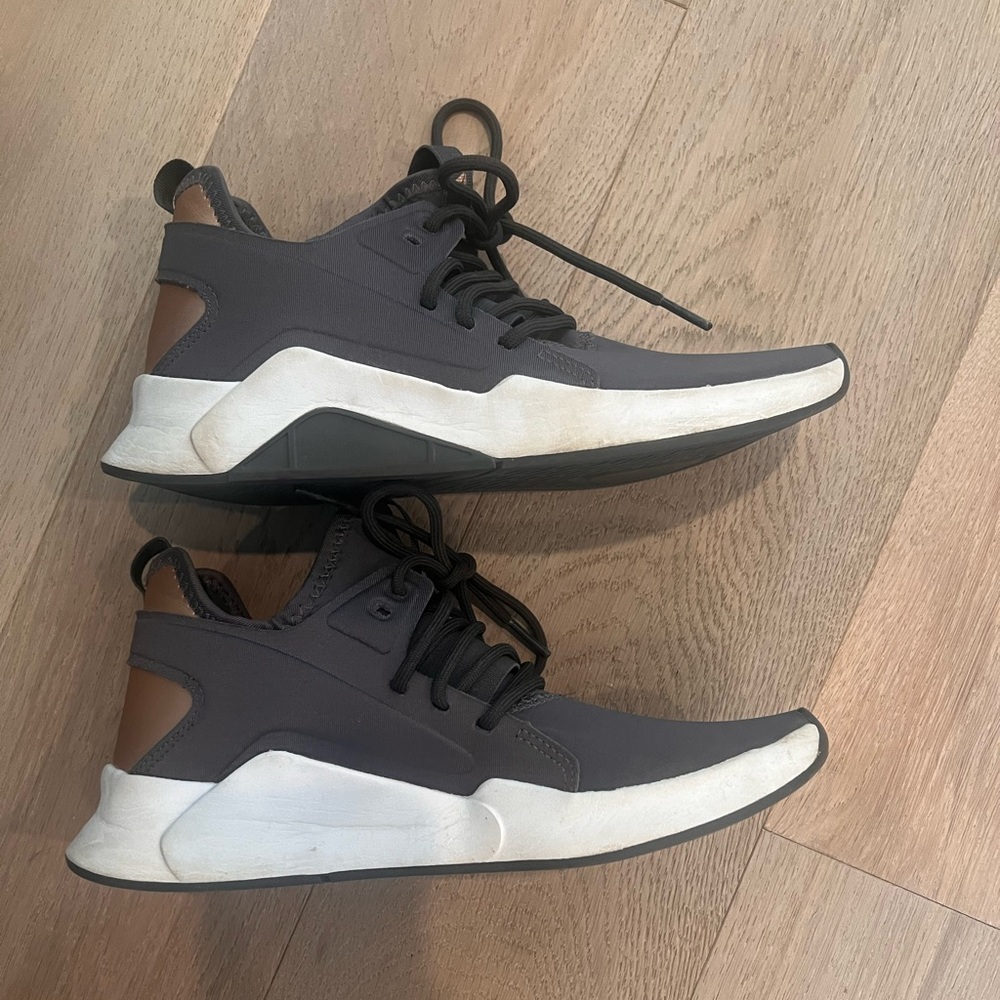Reebok Gray and Bronze/Rose Gold Sneakers / Shoes Women’s 6